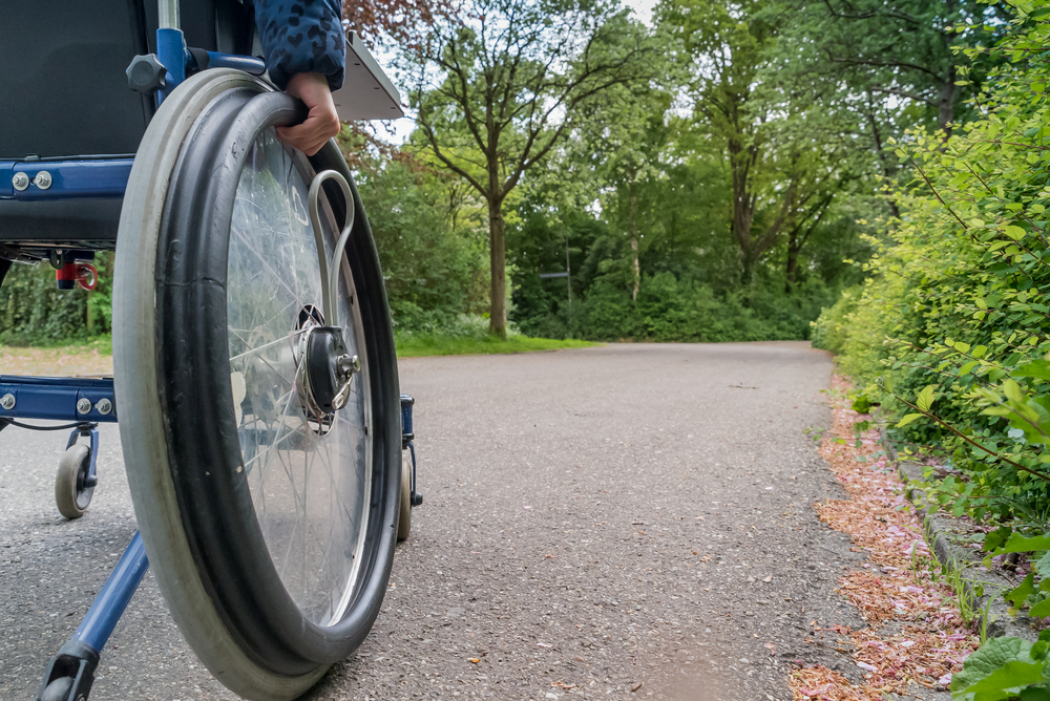 Buitenspelen is voor gehandicapte kinderen niet makkelijk