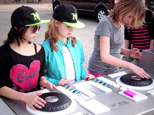 Wereldprimeur DJ-tafel in de buitenruimte