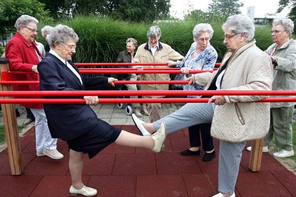 Senioren op fitnesstoestellen