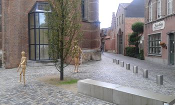 Dansende poppen op het Cultuurplein