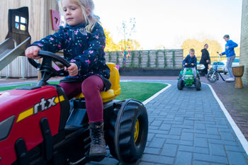 Saai schoolplein veranderd in inclusief belevingsplein