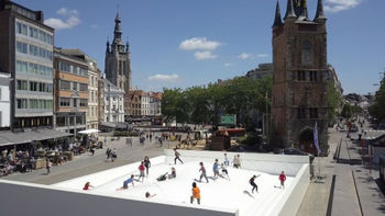 Groot spingmatras op Berlijnplein in Utrecht