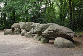 'Een hunebed is een grafmonument geen klimtoestel'