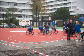 Asfaltpuist verandert in Sportplein om u tegen te zeggen