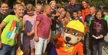 Schoolplein14 SBO SAM geopend door Guus Hiddink