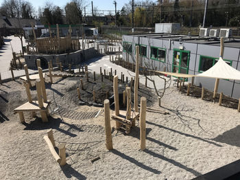 Betonnen schoolplein na transformatie veranderd in speelomgeving vol natuur