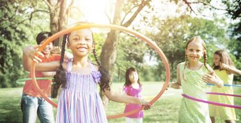 Kleine kinderen met taalachterstand spelen ook minder goed