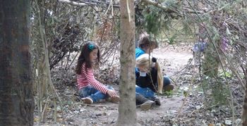 Jonge kinderen beter in hun vel op groen schoolplein