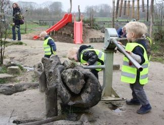 Peuterexcursie naar natuurspeelplaats