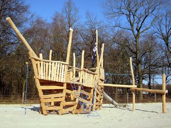 Klimmen op Robiniahouten speelschip Floriade