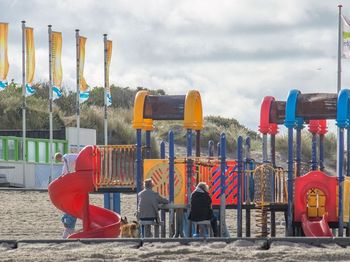 Speeltoestellen strand Hoek van Holland onveilig